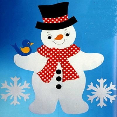 Изготавливаем веселого снеговика из цветного картона.